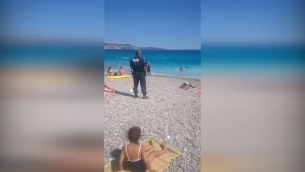 Fransız polisi burkinili kadınları denizden böyle çıkartıyor!