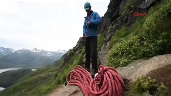 Norveçli bisikletçinin iki tepe arasındaki atlayışı nefes kesti