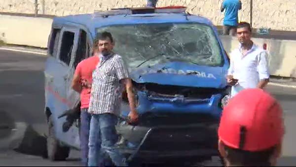 Antalya'da askeri aracın geçişi sırasında patlama