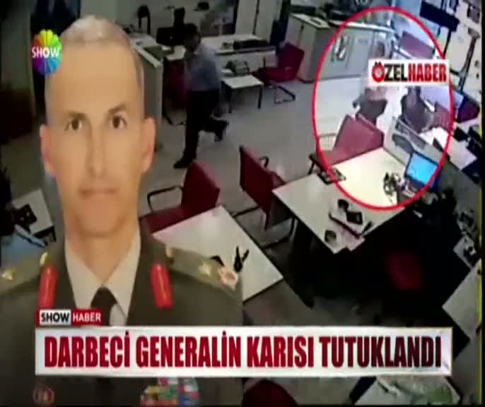 Darbeci generalin eşini böyle dışarı attılar