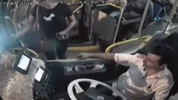 Kadın yolcu halk otobüsünde alkol parası topladı