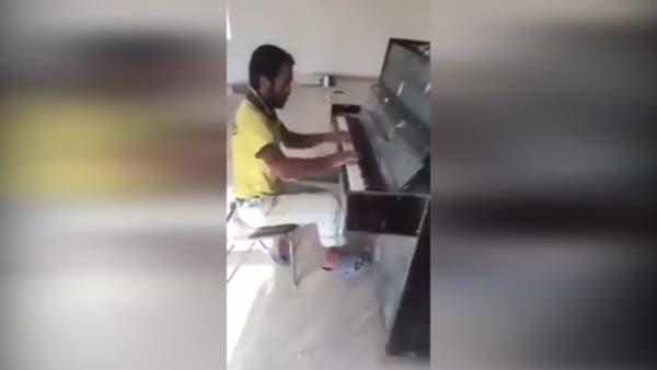 İnşaat işçisi piyano çalınca gündem oldu
