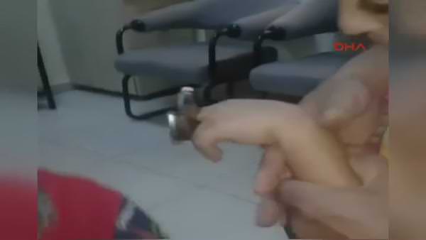 Küçük çocuğu, parmağına sıkışan musluk kelepçesinden itfaiye kurtardı