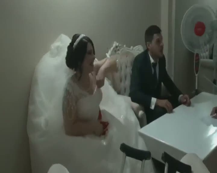 Trafik kazası geçiren gelin düğününe alçılı bacakla katıldı