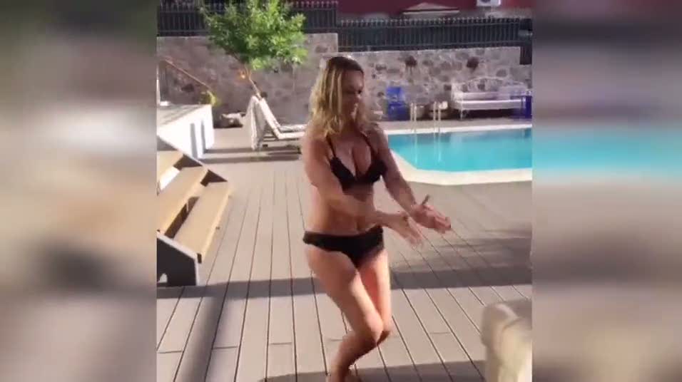 Hülya Avşar’dan bikinili dans