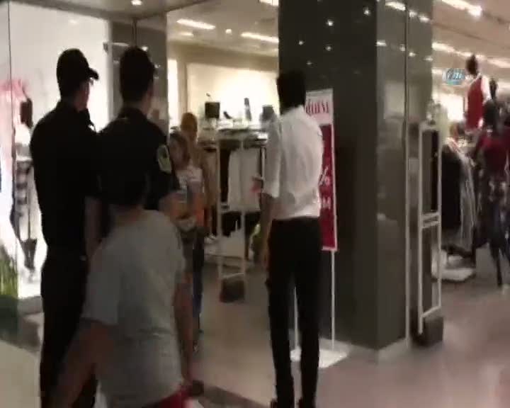 Hırsızlıkla suçlanan kadın alışveriş merkezinde soyundu