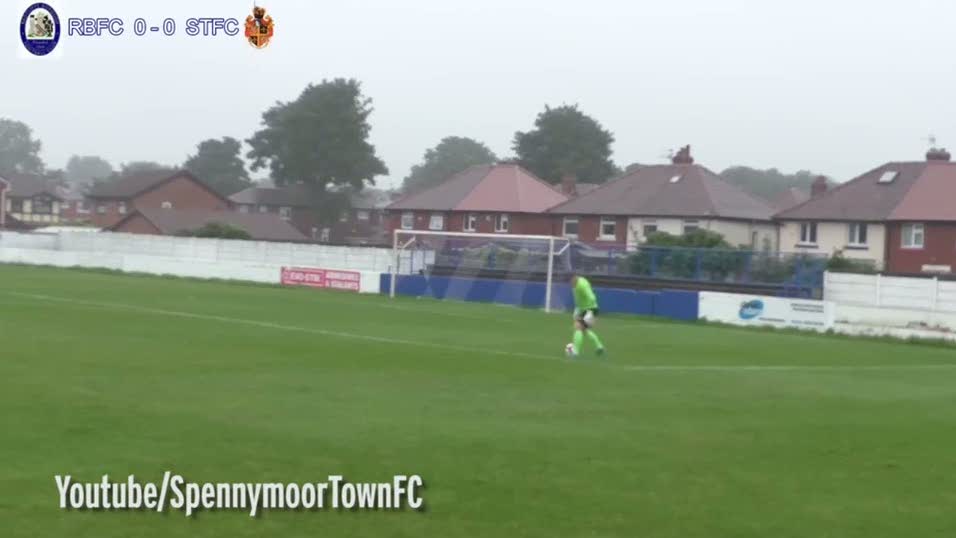 Kaleci kaleden kaleye gol attı!