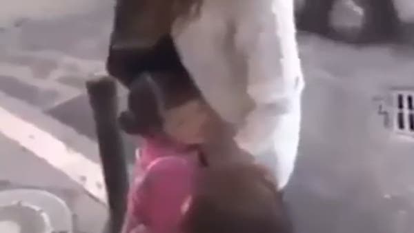 Yolda gördüğü kadını ölen annesi sanan Suriyeli küçük çocuk
