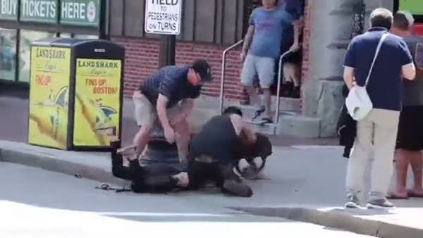 Sokak ortasında genç kadına pitbull saldırısı