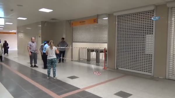Metroya bedava binmek için güvenlik görevlilerini bıçakladılar