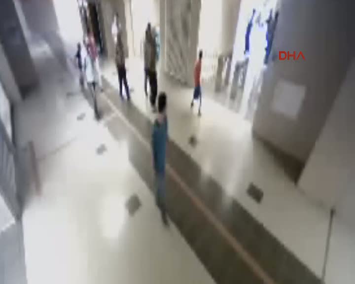 Bursa Da Guvenlik Gorevlisine Bicakli Saldiri Kameralarda Videosunu Izle Son Dakika Haberleri