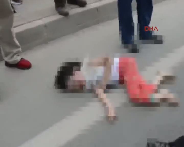 Yaya geçidinde otomobilin çarptığı anne öldü, kızı yaralandı