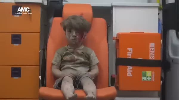 Enkazdan kurtarılan Suriyeli çocuğun insanlığı utandıran görüntüsü