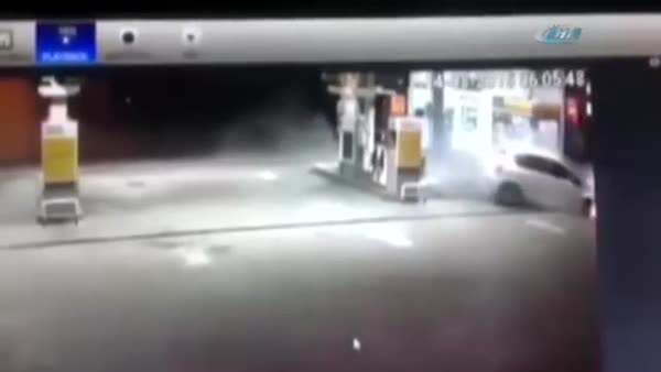 Otomobil benzin istasyonuna daldı!