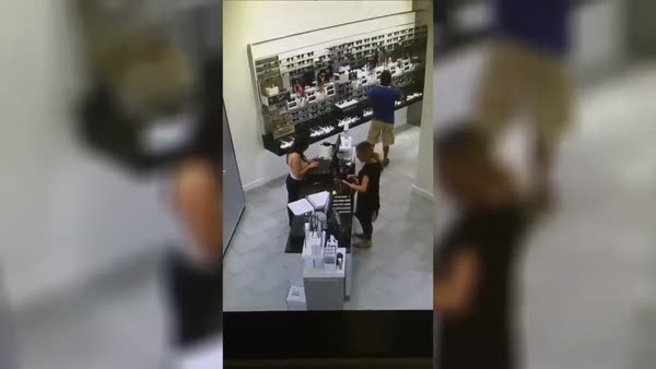 Alışveriş yapan kadının çantasındayken patlayan elektronik sigara panik yarattı
