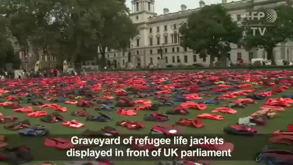 İngiliz Parlamentosu önünde can yelekli protesto