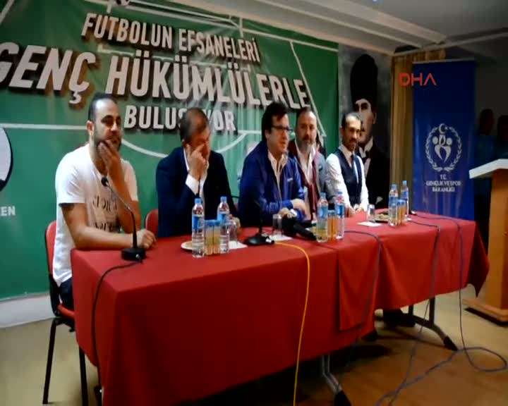 Futbolun efsaneleri mahkumlarla maç yaptı