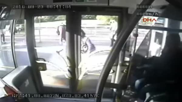 Metrobüste kazaya neden olan şemsiyeli saldırı kamerada