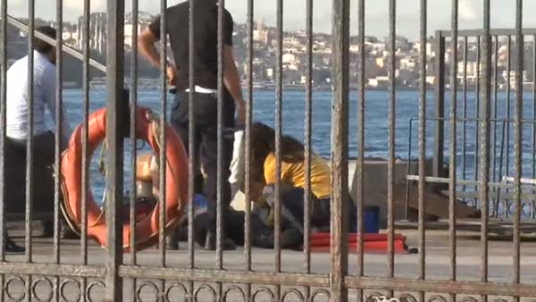 Köprüden atlayarak intihar etmek isteyen şahsı deniz polisi kurtardı