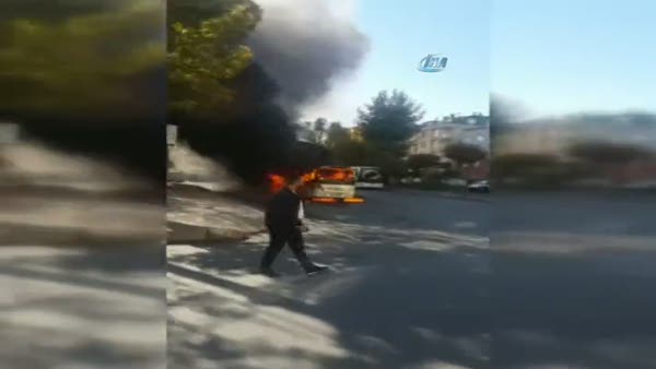 Bağcılar-Habibler hattında çalışan minibüs alev alev yandı