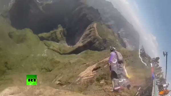 Dağdan atlayan hava dalışçıları nefes kesti