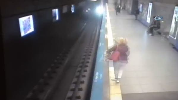Durağa yanaşan metronun önüne atlayarak intihar etti