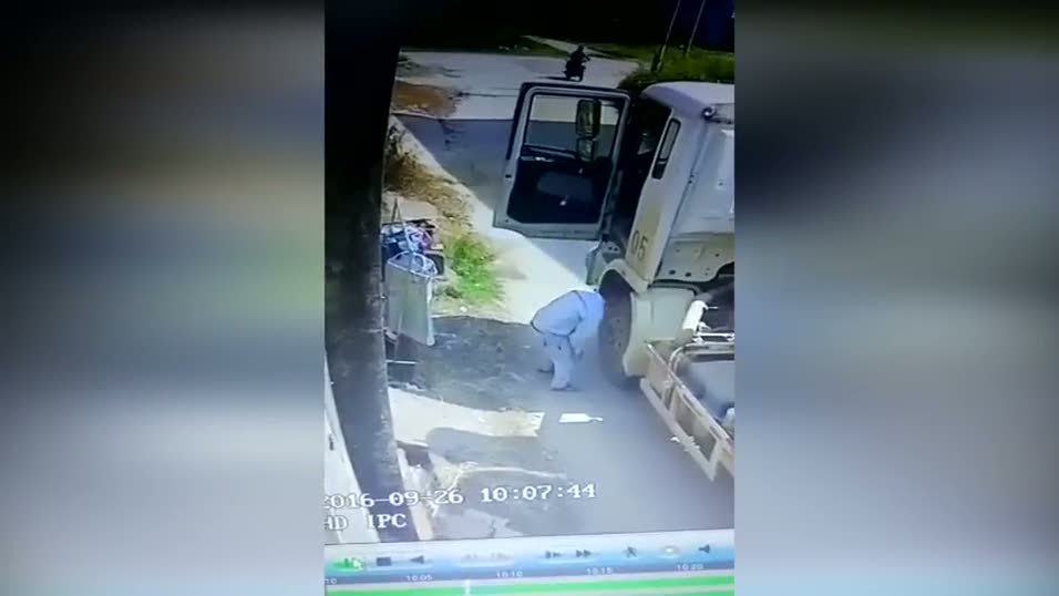 Kadın iç çamaşırı çalan kamyoncu kamerada