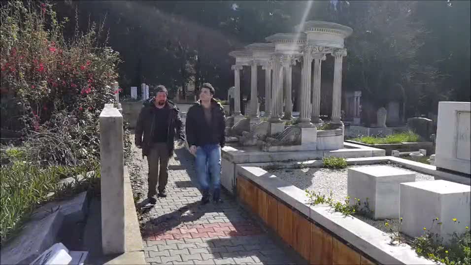 Ünlü sanatçının mezarını görenler hayrete düşüyor!