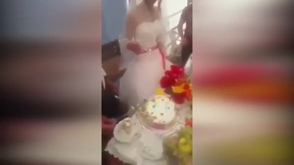 Gelinin pasta şakası düğünü karıştırdı