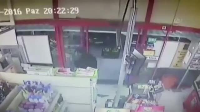 İstanbul’da bıçaklı soygun: Marketi böyle soydular!