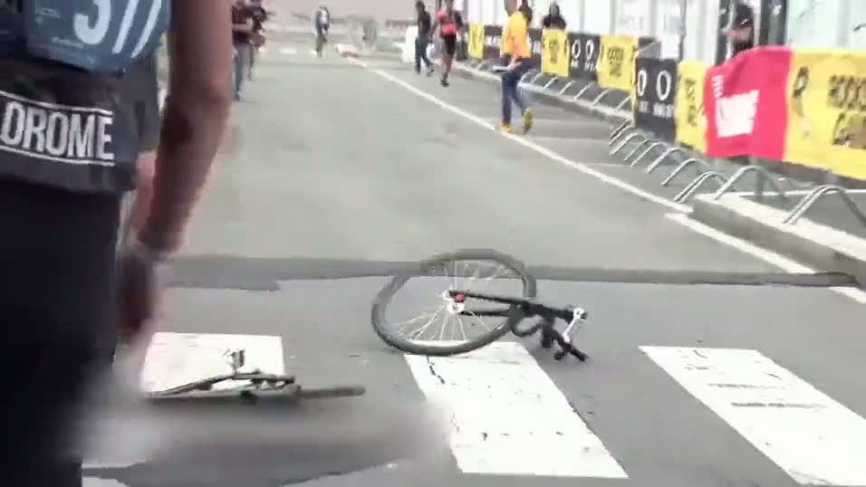 Bisikleti bozulan sporcudan şoke eden hareket