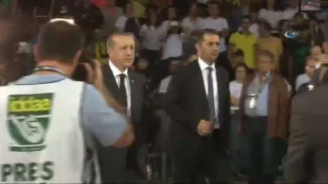 Cumhurbaşkanı Erdoğan kupayı böyle verdi