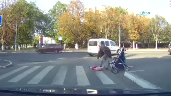 Minik çocuğu bebek arabasından böyle düşürdü!