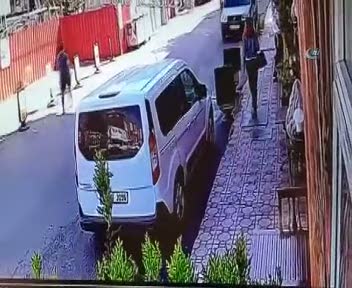 El frenini çekmeyi unuttuğu aracını pencereden atlayarak yakaladı