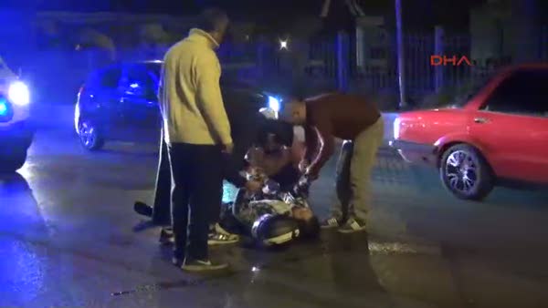 İzmir iki motosiklete çarpıp kaçtı iki motosiklete çarpıp kaçtı