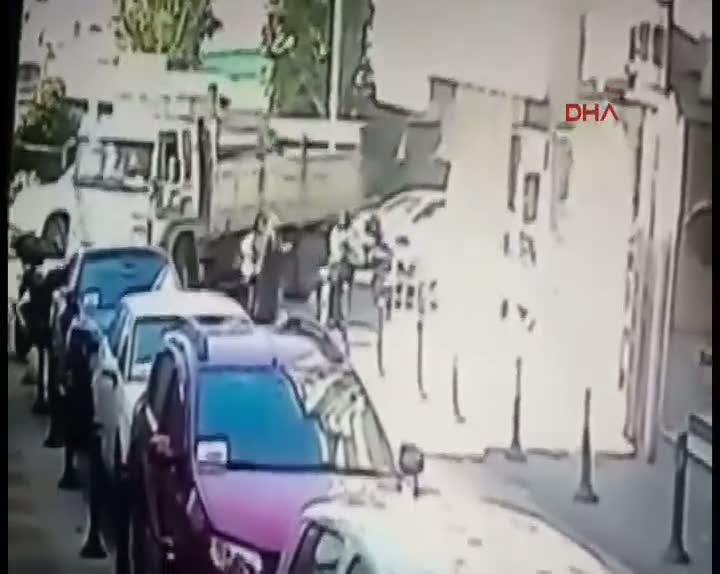Kadıköy'de kamyonun altında kalan genç kızın kaza anı!
