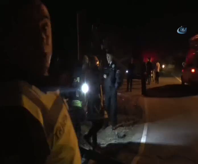 Çocukların kullandığı otomobile yük treni çarptı; 3 yaralı