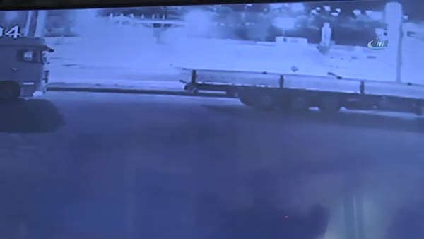 Kontrolsüz sürücünün uygulama yapan polise çarpma anı kamerada