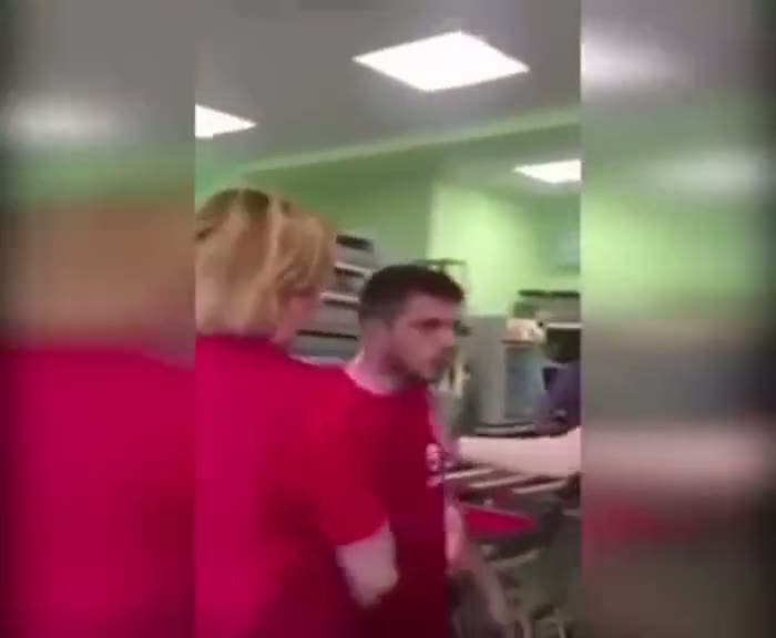 Tezgahtardan müşteriye feci yumruk