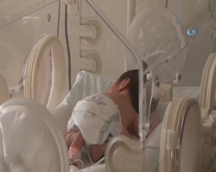 Ambulansta doğum yapan kadının bebeği doktorun vücut ısısıyla hayatta kaldı