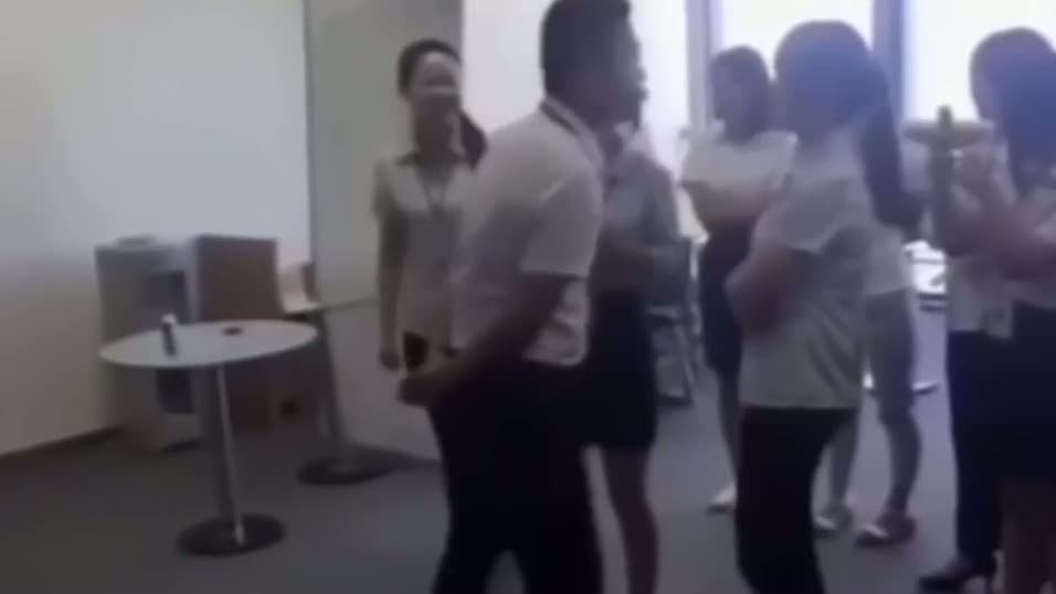 Her sabah kendini öptüren patron kamerada!