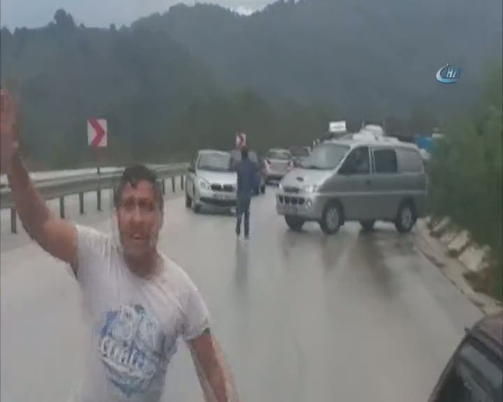 Karayolunda araçlar böyle kaydı...O anlar kamerada