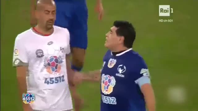 Maradona efsaneler maçında kavga etti