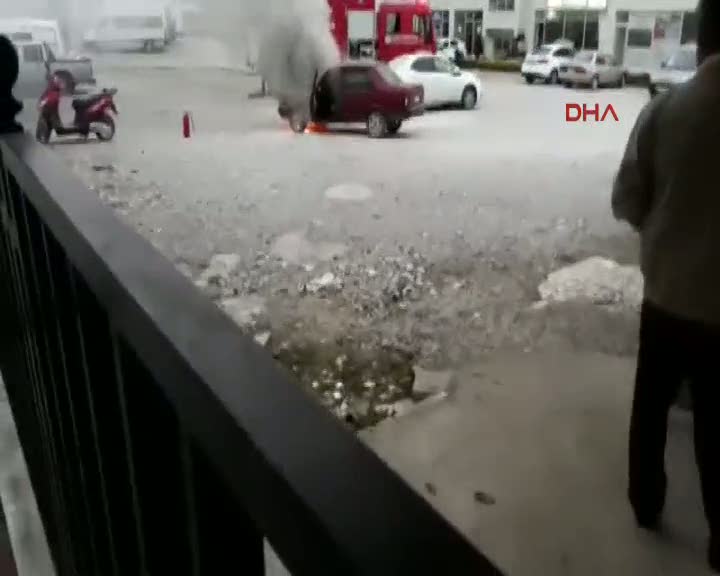 Yanan otomobiline uçan tekme attı