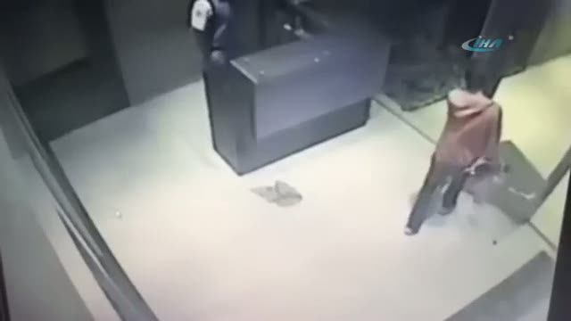 Cam tavan çöktü, altındakiler ölümden döndü
