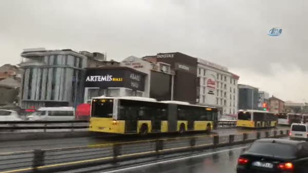 Yağmur İstanbul trafiğini kilitledi