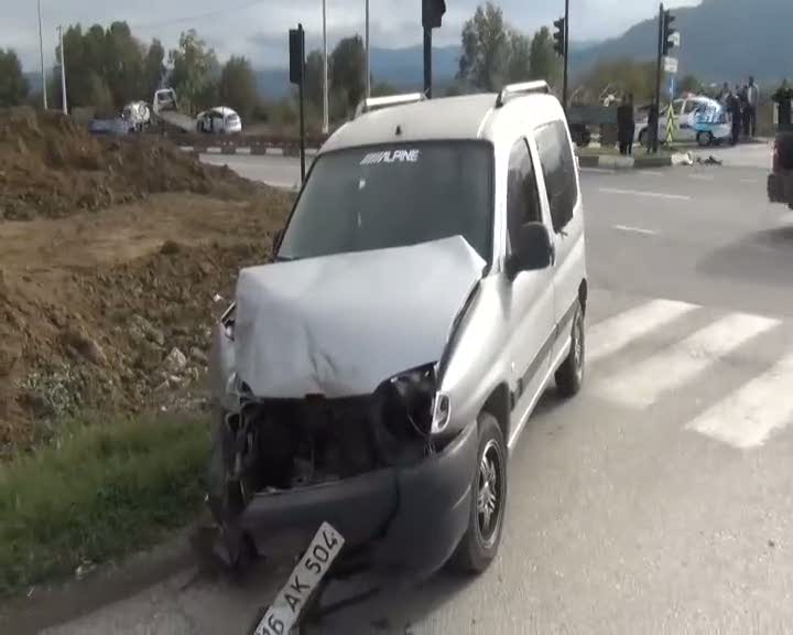 Yaralı kadın sürücü, kedisini hastanede bile kucağından bırakmadı