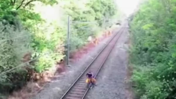 Hayatını tehlikeye atarak trenin altında kalmaktan kurtardı