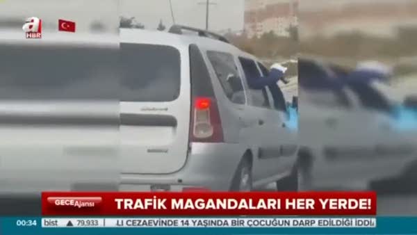 İstanbul'da otoyolda iki otomobil ve silahlı iki maganda!