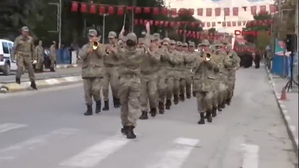 Asker yürüdü, vatandaşlar 'en büyük asker bizim asker' sloganları attı